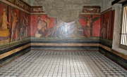 Pompei, Villa dei Misteri, triclinio (immagine dal web: https://commons.wikimedia.org/wiki/File%3AVilla_dei_Misteri_(Pompei)_WLM_033.JPG)